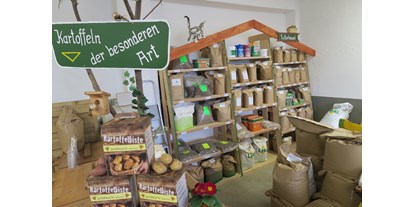 regionale Produkte - Sachsen - Auch tierische Futtermittel gehören zum Sortiment - Agrarhof Gospersgrün