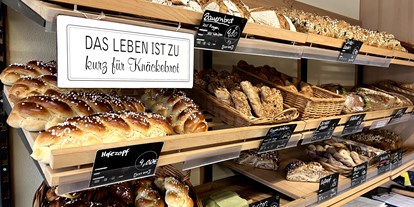regionale Produkte - Baden-Württemberg - Backtage sind bei uns Dienstag, Donnerstag und Samstag in unserer hofeigenen Backstube. Dienstag und Donnerstag gibt es außerdem selbstgebackenen Kuchen, meist vegan. - Hofladen Kampmann